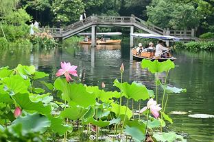 昨天扭伤脚踝啊！浓眉首节6中4拿下10分4板2助